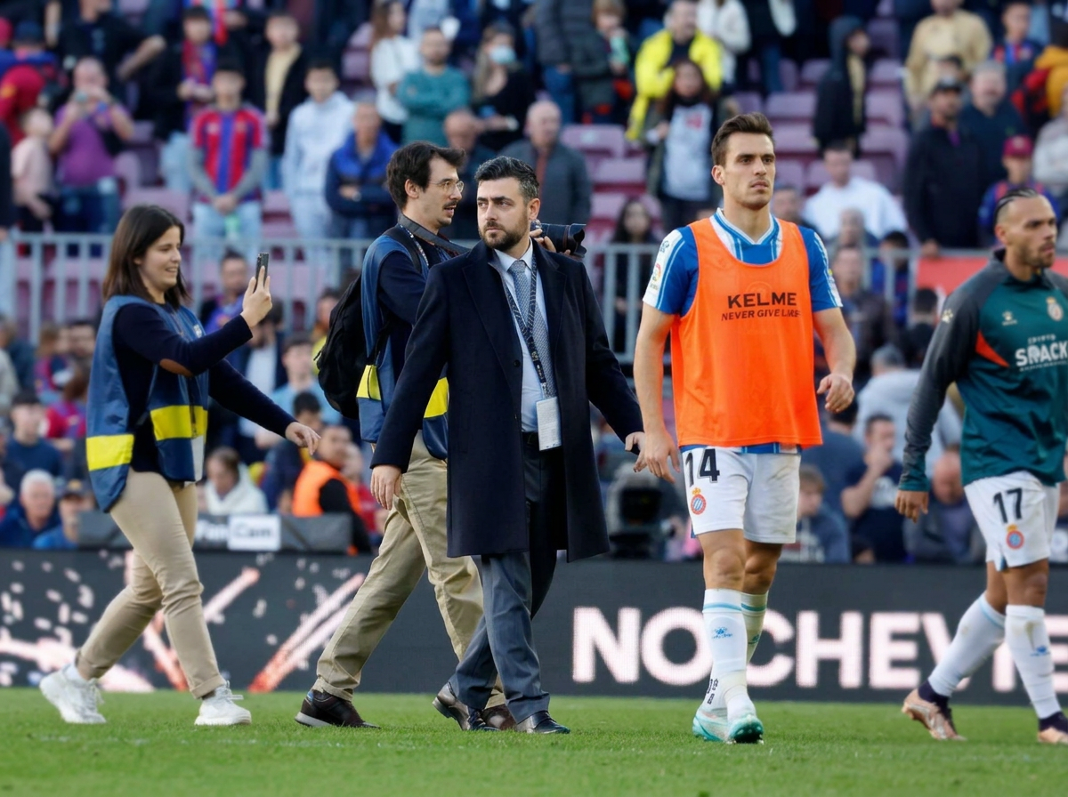 Sergio Aguilar sobre el césped del Camp Nou tras un derbi entre FC Barcelona y RCD Espanyol