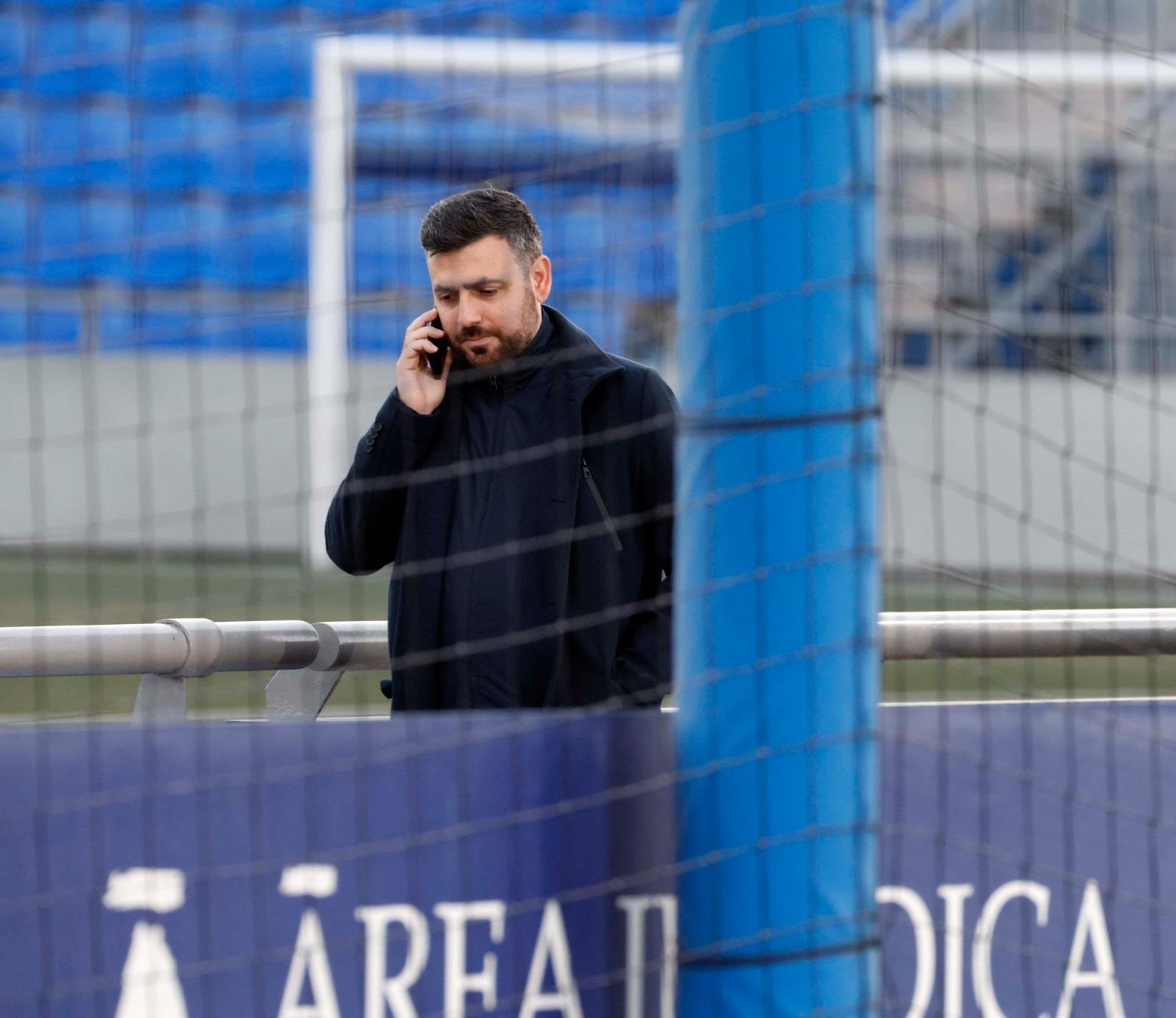 Sergio Aguilar hablando por teléfono junto al terreno de juego de la ciudad deportiva del RCD Espanyol