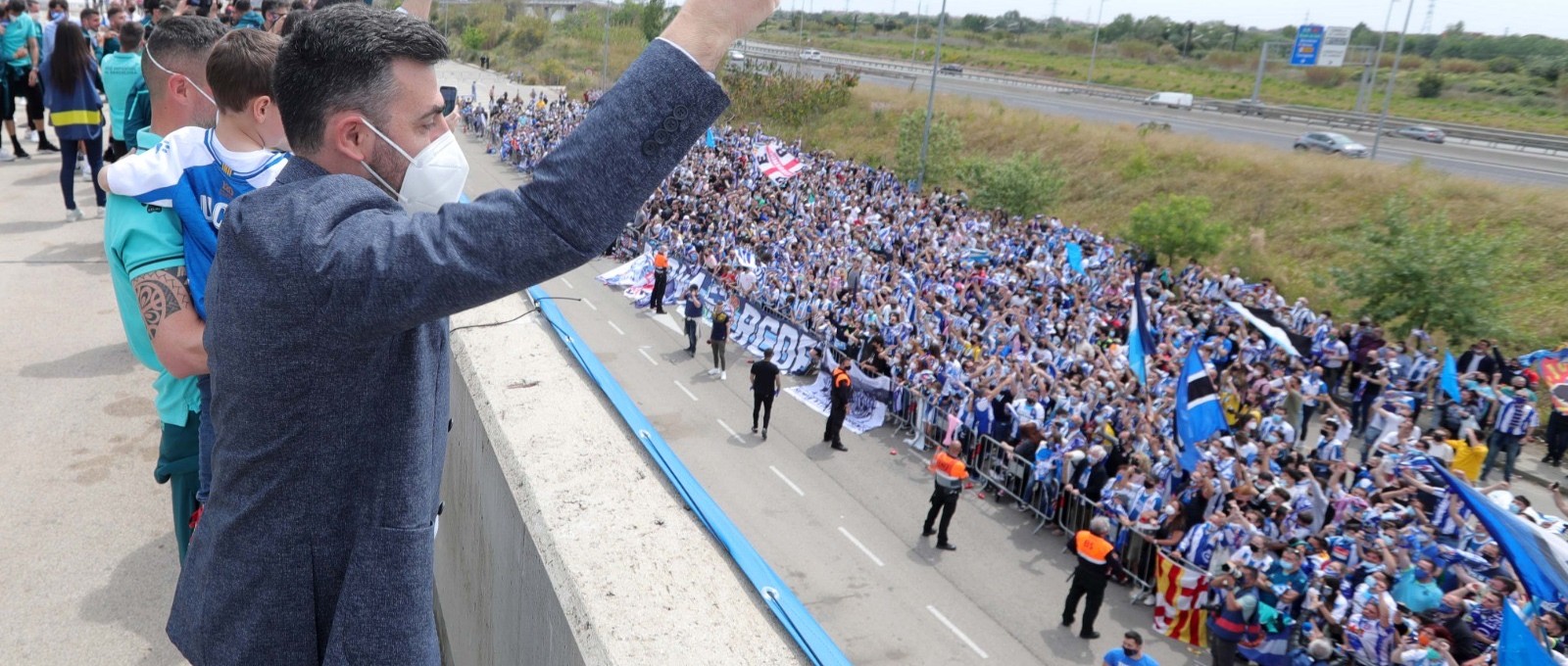 Sergio Aguilar saluda a miles de aficionados del RCD Espanyol congregados junto al estadio