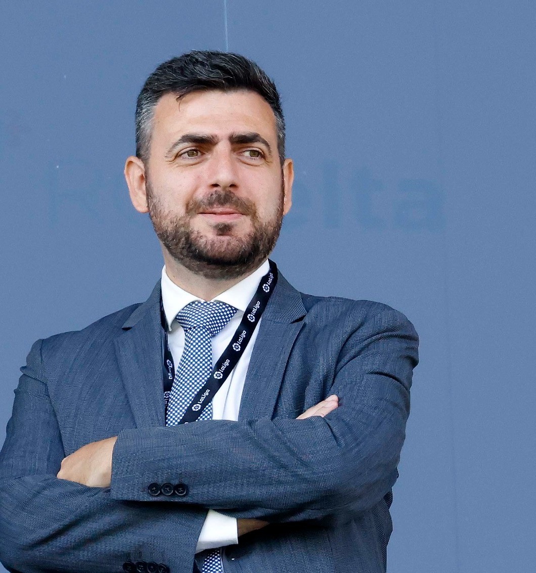 Retrato de Sergio Aguilar, director de marketing, comunicación y marca, en el RCDE Stadium