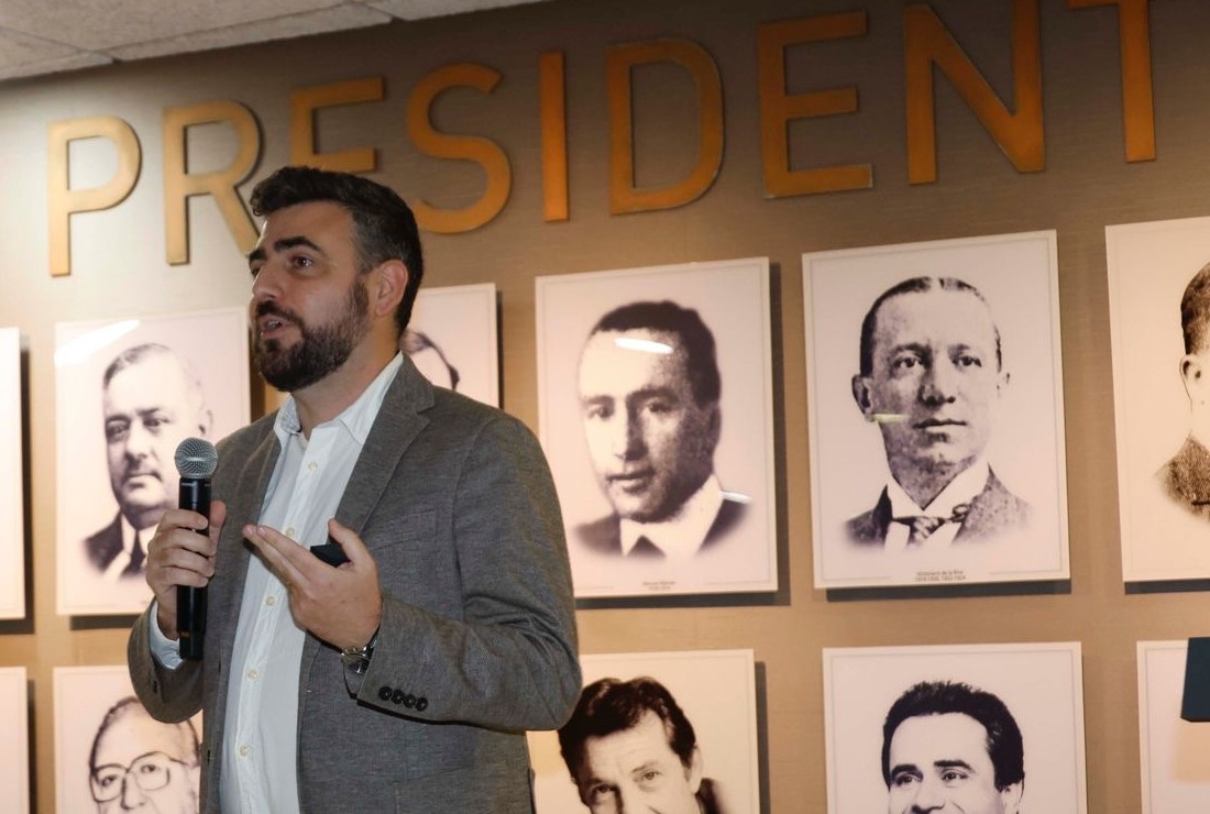 Sergio Aguilar interviene en la sala de presidentes del RCD Espanyol